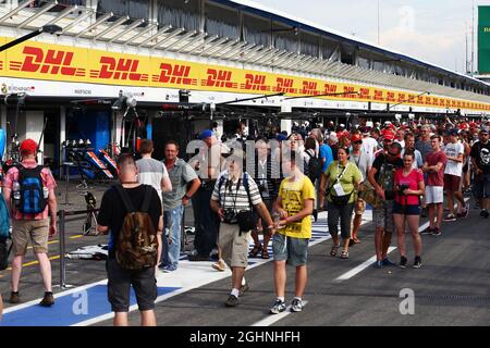 Les fans ont une allée à pied. 28.07.2016. Championnat du monde de Formule 1, Rd 12, Grand Prix d'Allemagne, Hockenheim, Allemagne, Journée de préparation. Le crédit photo doit être lu : images XPB/Press Association. Banque D'Images