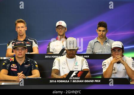 Conférence de presse de la FIA (de l'arrière-plan (de gauche à droite) : Daniil Kvyat (RUS) Scuderia Toro Rosso; Romain Grosjean (FRA) Haas F1 Team; Esteban Ocon (FRA) Manor Racing; Max Verstappen (NLD) Red Bull Racing; Lewis Hamilton (GBR) Mercedes AMG F1; Fernando Alonso (ESP) McLaren. 25.08.2016. Formula 1 World Championship, Rd 13, Grand Prix de Belgique, Spa Francorchamps, Belgique, Journée de préparation. Le crédit photo doit être lu : images XPB/Press Association. Banque D'Images