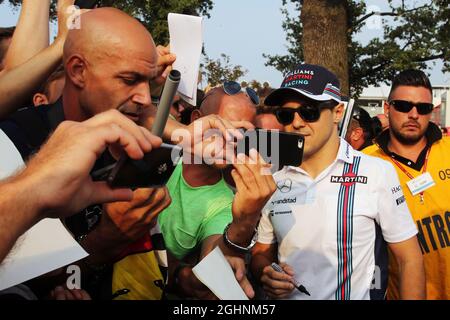 Felipe Massa (BRA) Williams avec des fans. 02.09.2016. Championnat du monde de Formule 1, Rd 14, Grand Prix d'Italie, Monza, Italie, Journée d'entraînement. Le crédit photo doit être lu : images XPB/Press Association. Banque D'Images