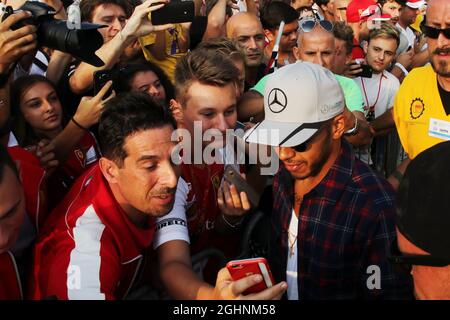 Lewis Hamilton (GBR) Mercedes AMG F1 avec fans. 02.09.2016. Championnat du monde de Formule 1, Rd 14, Grand Prix d'Italie, Monza, Italie, Journée d'entraînement. Le crédit photo doit être lu : images XPB/Press Association. Banque D'Images