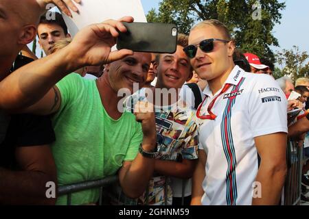 Valtteri Bottas (fin) Williams avec fans. 02.09.2016. Championnat du monde de Formule 1, Rd 14, Grand Prix d'Italie, Monza, Italie, Journée d'entraînement. Le crédit photo doit être lu : images XPB/Press Association. Banque D'Images