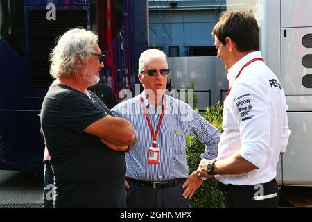 (De gauche à droite): Flavio Briatore (ITA) avec Piero Ferrari (ITA) Ferrari Vice-président et Toto Wolff (GER) Mercedes AMG F1 actionnaire et directeur exécutif. 03.09.2016. Championnat du monde de Formule 1, Rd 14, Grand Prix d'Italie, Monza, Italie, Jour de qualification. Le crédit photo doit être lu : images XPB/Press Association. Banque D'Images