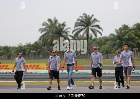 Esteban Ocon (FRA) Manor Racing et Rio Haryanto (IDN) Manor Racing marchez le circuit avec l'équipe. 29.09.2016. Championnat du monde de Formule 1, Rd 16, Grand Prix de Malaisie, Sepang, Malaisie, Jeudi. Le crédit photo doit être lu : images XPB/Press Association. Banque D'Images