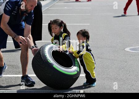 Jeunes fans de l'écurie Renault Sport F1 Team avec un pneu Pirelli. 06.10.2016. Championnat du monde de Formule 1, Rd 17, Grand Prix japonais, Suzuka, Japon, Journée de préparation. Le crédit photo doit être lu : images XPB/Press Association. Banque D'Images