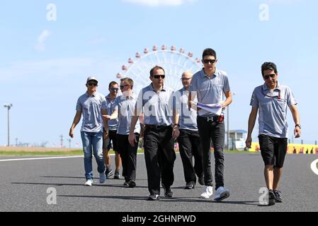 Esteban Ocon (FRA) Manor Racing et Rio Haryanto (IDN) Manor Racing marchez le circuit avec l'équipe. 06.10.2016. Championnat du monde de Formule 1, Rd 17, Grand Prix japonais, Suzuka, Japon, Journée de préparation. Le crédit photo doit être lu : images XPB/Press Association. Banque D'Images