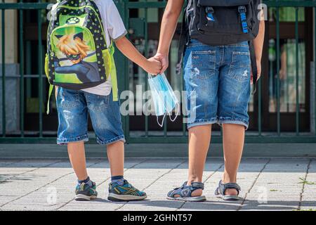 Retour à l'école. Enfants ou enfants allant à l'école avec un masque protecteur dans les mains pendant la COVID-19 ou l'épidémie de coronavirus, de retour à l'école Banque D'Images