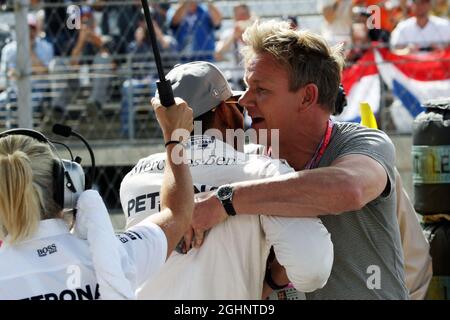 Lewis Hamilton (GBR) Mercedes AMG F1 sur la grille avec Gordon Ramsey (GBR) Celebrity Chef. 23.10.2016. Formula 1 World Championship, Rd 18, États-Unis Grand Prix, Austin, Texas, États-Unis, Race Day. Le crédit photo doit être lu : images XPB/Press Association. Banque D'Images