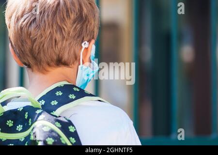 Retour à l'école. Enfant ou enfant allant à l'école portant un masque protecteur pendant la COVID-19 ou l'épidémie de coronavirus, de retour à l'école avec de nouvelles règles, gros plan Banque D'Images