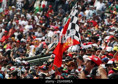 Drapeau Ferrari avec fans dans la tribune. 30.10.2016. Championnat du monde de Formule 1, Rd 19, Grand Prix mexicain, Mexico, Mexique, Jour de la course. Le crédit photo doit être lu : images XPB/Press Association. Banque D'Images