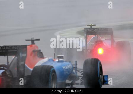 Esteban Ocon (FRA) Manor Racing MRT05 et Pascal Wehrlein (GER) Manor Racing MRT05. 13.11.2016. Championnat du monde de Formule 1, Rd 20, Grand Prix brésilien, Sao Paulo, Brésil, Jour de la course. Le crédit photo doit être lu : images XPB/Press Association. Banque D'Images