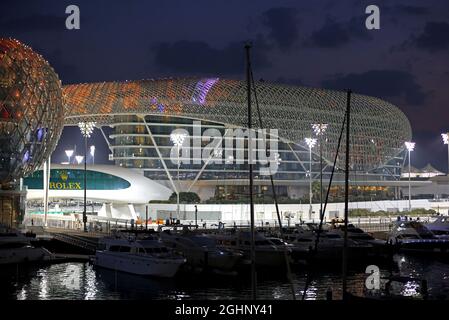 Le port de Yas Marina la nuit. 24.11.2016. Formula 1 World Championship, Rd 21, Grand Prix d'Abu Dhabi, circuit Yas Marina, Abu Dhabi, jour de préparation. Le crédit photo doit être lu : images XPB/Press Association. Banque D'Images