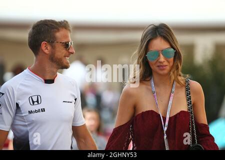 Jenson Button (GBR) McLaren avec sa petite amie Brittny Ward (USA). 25.11.2016. Formula 1 World Championship, Rd 21, Grand Prix d'Abu Dhabi, circuit Yas Marina, Abu Dhabi, Practice Day. Le crédit photo doit être lu : images XPB/Press Association. Banque D'Images