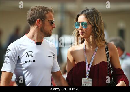 Jenson Button (GBR) McLaren avec sa petite amie Brittny Ward (USA). 25.11.2016. Formula 1 World Championship, Rd 21, Grand Prix d'Abu Dhabi, circuit Yas Marina, Abu Dhabi, Practice Day. Le crédit photo doit être lu : images XPB/Press Association. Banque D'Images