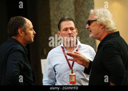 (De gauche à droite) : Gerhard Berger (AUT) avec Jos Verstappen (NLD) et Flavio Briatore (ITA). 26.11.2016. Formula 1 World Championship, Rd 21, Grand Prix d'Abu Dhabi, circuit Yas Marina, Abu Dhabi, Journée de qualification. Le crédit photo doit être lu : images XPB/Press Association. Banque D'Images