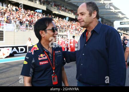 (De gauche à droite) : Chalerm Yoovidhya (THA) Red Bull Racing Co-propriétaire avec Gerhard Berger (AUT) sur la grille. 27.11.2016. Championnat du monde de Formule 1, Rd 21, Grand Prix d'Abu Dhabi, circuit Yas Marina, Abu Dhabi, jour de la course. Le crédit photo doit être lu : images XPB/Press Association. Banque D'Images