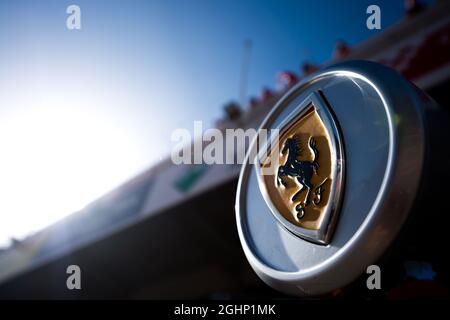 Logo Ferrari. 07.03.2017. Test de Formule 1, première journée, Barcelone, Espagne. Mardi. Le crédit photo doit être lu : images XPB/Press Association. Banque D'Images