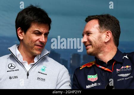 (De gauche à droite) : Toto Wolff (GER) Mercedes AMG F1 actionnaire et directeur exécutif avec Christian Horner (GBR) Red Bull Racing Team principal. 24.03.2017. Championnat du monde de Formule 1, Rd 1, Grand Prix d'Australie, Albert Park, Melbourne, Australie, jour de la pratique. Le crédit photo doit être lu : images XPB/Press Association. Banque D'Images