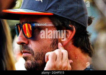 Fernando Alonso (ESP) McLaren avec les médias. 13.04.2017. Championnat du monde de Formule 1, Rd 3, Grand Prix de Bahreïn, Sakhir, Bahreïn, Journée de préparation. Le crédit photo doit être lu : images XPB/Press Association. Banque D'Images