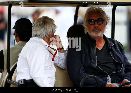 (De gauche à droite) : Bernie Ecclestone (GBR) avec Flavio Briatore (ITA). 15.04.2017. Championnat du monde de Formule 1, Rd 3, Grand Prix de Bahreïn, Sakhir, Bahreïn, Jour de qualification. Le crédit photo doit être lu : images XPB/Press Association. Banque D'Images