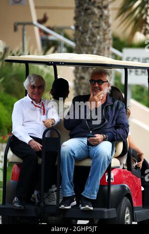 (De gauche à droite) : Bernie Ecclestone (GBR) avec Flavio Briatore (ITA). 15.04.2017. Championnat du monde de Formule 1, Rd 3, Grand Prix de Bahreïn, Sakhir, Bahreïn, Jour de qualification. Le crédit photo doit être lu : images XPB/Press Association. Banque D'Images