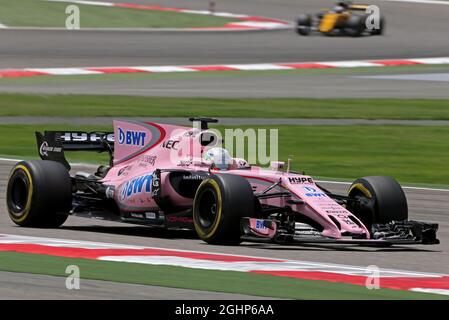 Alfonso Celis Jr (MEX) Sahara Force Inde F1 VJM10 pilote de développement. 18.04.2017. Test de la formule 1. Sakhir, Bahreïn. Mardi. Le crédit photo doit être lu : images XPB/Press Association. Banque D'Images