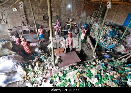 Dhaka, Bangladesh - 07 septembre 2021 : les travailleurs bangladais travaillent dans une usine de recyclage de plastique à kamrangirchar, à Dhaka, au Bangladesh. Banque D'Images