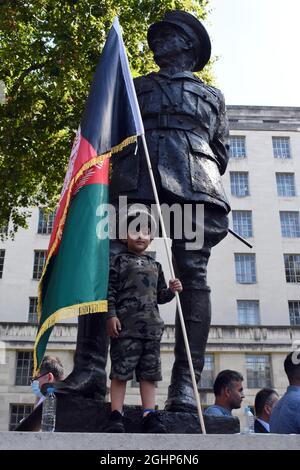 Londres, Royaume-Uni. 7 septembre 2021. Mikhail (5 ans) devant la statue de Bernard Montgomery, 1er vicomte Montgomery d'Alamein situé à l'extérieur du bâtiment principal du ministère de la Défense à Whitehall . Manifestation afghane devant Downing Street contre le soutien du Pakistan aux talibans. Credit: JOHNNY ARMSTEAD/Alamy Live News Banque D'Images