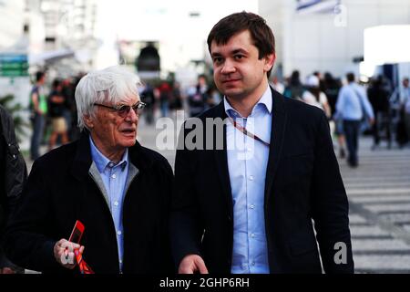 (De gauche à droite) : Bernie Ecclestone (GBR) avec Sergey Vorobyev (RUS) Directeur général adjoint, OJSC Centre Omega (circuit de Sotchi) et promoteur GP russe. 27.04.2017. Championnat du monde de Formule 1, Rd 4, Grand Prix de Russie, Sotchi Autodrom, Sotchi, Russie, jour de préparation. Le crédit photo doit être lu : images XPB/Press Association. Banque D'Images