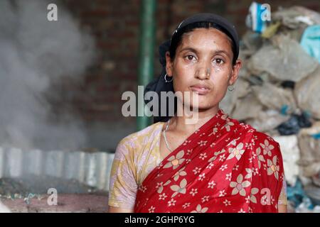 Dhaka, Bangladesh - 07 septembre 2021 : les travailleurs bangladais travaillent dans une usine de recyclage de plastique à kamrangirchar, à Dhaka, au Bangladesh. Banque D'Images