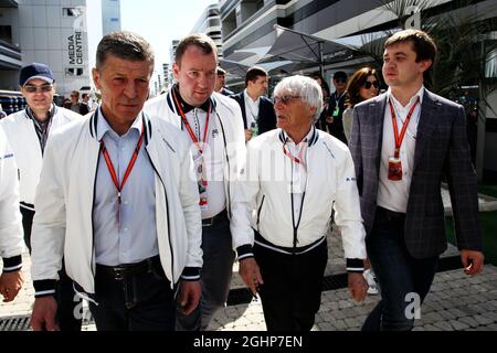 Bernie Ecclestone (GBR) (Centre) avec Dmitry Kozak (RUS) Vice-Premier Ministre russe (à gauche) et Sergey Vorobyev (RUS) Directeur général adjoint, OJSC Centre Omega (circuit de Sotchi) et promoteur russe (à droite). 29.04.2017. Championnat du monde de Formule 1, Rd 4, Grand Prix de Russie, Sotchi Autodrom, Sotchi, Russie, journée d'qualification. Le crédit photo doit être lu : images XPB/Press Association. Banque D'Images