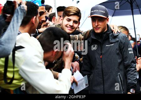 Stoffel Vandoorne (bel) McLaren avec fans. 11.05.2017. Championnat du monde de Formule 1, Rd 5, Grand Prix d'Espagne, Barcelone, Espagne, Journée de préparation. Le crédit photo doit être lu : images XPB/Press Association. Banque D'Images