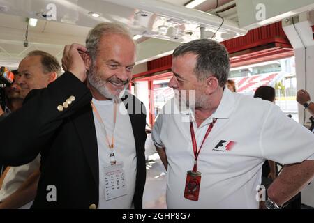 (De gauche à droite): Kelsey Grammer (USA) acteur avec Paul Stoddart (AUS) deux expériences de F1. Grand Prix d'Espagne, samedi 13 mai 2017. Barcelone, Espagne. 13.05.2017. Championnat du monde de Formule 1, Rd 5, Grand Prix d'Espagne, Barcelone, Espagne, Jour de qualification. Le crédit photo doit être lu : images XPB/Press Association. Banque D'Images