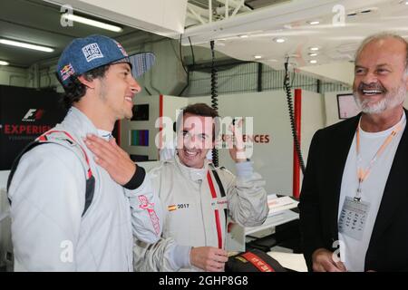 (De gauche à droite) : Patrick Friesacher (AUT) avec l'acteur Frankie Muniz (Etats-Unis) et Kelsey Grammer (Etats-Unis) - expériences de F1 à deux places. Grand Prix d'Espagne, samedi 13 mai 2017. Barcelone, Espagne. 13.05.2017. Championnat du monde de Formule 1, Rd 5, Grand Prix d'Espagne, Barcelone, Espagne, Jour de qualification. Le crédit photo doit être lu : images XPB/Press Association. Banque D'Images