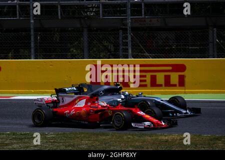 Sebastian Vettel (GER) Ferrari SF70H et Valtteri Bottas (fin) Mercedes AMG F1 Sébastien Buemi (SUI) / Anthony Davidson (GBR) / Kazuki Nakajima (JPN) #08 Toyota Gazoo Racing Toyota TS050 bataille hybride pour la position. 14.05.2017. Championnat du monde de Formule 1, Rd 5, Grand Prix d'Espagne, Barcelone, Espagne, Jour de la course. Le crédit photo doit être lu : images XPB/Press Association. Banque D'Images