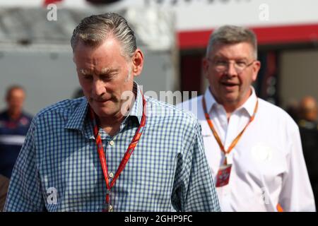 Sean Briches (États-Unis) Directeur général de Formule 1, opérations commerciales et Ross Brawn (GBR) Directeur général, Sports automobiles. 25.05.2017. Championnat du monde de Formule 1, Rd 6, Grand Prix de Monaco, Monte Carlo, Monaco, Journée d'entraînement. Le crédit photo doit être lu : images XPB/Press Association. Banque D'Images
