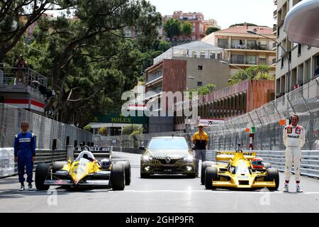 (De gauche à droite) : Alain Prost (FRA) Renault Sport F1 Team Conseiller spécial avec la Renault RE40 avec Nico Hulkenberg (GER) Renault Sport F1 Team et la Renault Megane R.S. et Jean-Pierre Jabouille (FRA) avec la Renault RS01. 26.05.2017. Championnat du monde de Formule 1, Rd 6, Grand Prix de Monaco, Monte Carlo, Monaco, Vendredi. Le crédit photo doit être lu : images XPB/Press Association. Banque D'Images