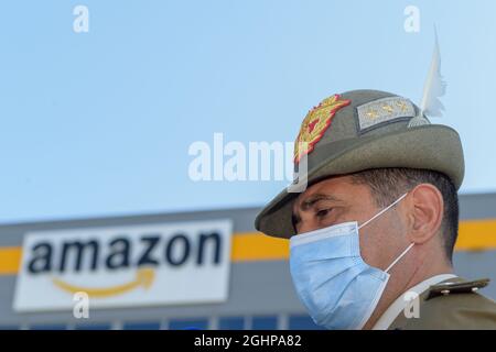 Rieti, Italie. 07septembre 2021. Le général Francesco Paolo Figliuolo (portant un masque facial), commissaire extraordinaire à l'urgence de Covid19, visite le Centre des vaccins de Passo Corese, dans le centre logistique de l'Amazonie. (Photo de Riccardo Fabi/Pacific Press) crédit: Pacific Press Media production Corp./Alay Live News Banque D'Images