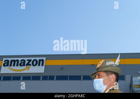 Rieti, Italie. 07septembre 2021. Le général Francesco Paolo Figliuolo (portant un masque facial), commissaire extraordinaire à l'urgence de Covid19, visite le Centre des vaccins de Passo Corese, dans le centre logistique de l'Amazonie. (Photo de Riccardo Fabi/Pacific Press) crédit: Pacific Press Media production Corp./Alay Live News Banque D'Images