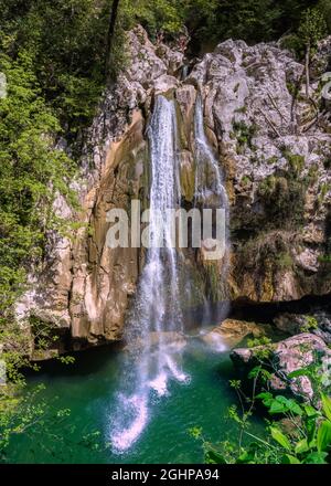 Un ruisseau pittoresque d'une chute d'eau tombant au milieu d'une gorge rocheuse sur la rivière Agur. Falaises abruptes au milieu de buissons et d'arbres luxuriants. Microdistrict de Khosta, Russie. Banque D'Images