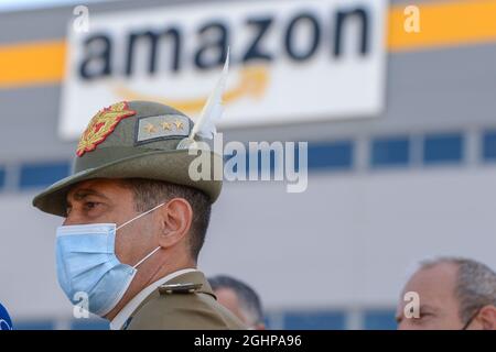 Rieti, Italie. 07septembre 2021. Le général Francesco Paolo Figliuolo (portant un masque facial), commissaire extraordinaire à l'urgence de Covid19, visite le Centre des vaccins de Passo Corese, dans le centre logistique de l'Amazonie. (Photo de Riccardo Fabi/Pacific Press) crédit: Pacific Press Media production Corp./Alay Live News Banque D'Images