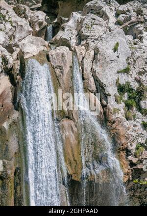 Un ruisseau pittoresque d'une chute d'eau tombant au milieu d'une gorge rocheuse sur la rivière Agur. Falaises abruptes au milieu de buissons et d'arbres luxuriants. Microdistrict de Khosta, Russie. Banque D'Images