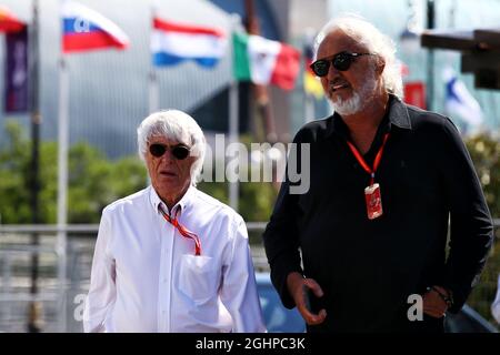 (De gauche à droite) : Bernie Ecclestone (GBR) avec Flavio Briatore (ITA). 24.06.2017. Championnat du monde de Formule 1, Rd 8, Grand Prix d'Azerbaïdjan, circuit de rue de Bakou, Azerbaïdjan, Jour de qualification. Le crédit photo doit être lu : images XPB/Press Association. Banque D'Images