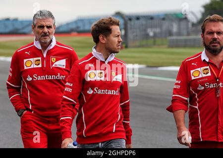 Sebastian Vettel (GER) Ferrari marche le circuit avec l'équipe de Maurizio Arrivabene (ITA) Ferrari Team principal, Gino Rosato (CDN) Ferrari, et l'équipe. 13.07.2017. Championnat du monde de Formule 1, Rd 10, Grand Prix de Grande-Bretagne, Silverstone, Angleterre, Journée de préparation. Le crédit photo doit être lu : images XPB/Press Association. Banque D'Images