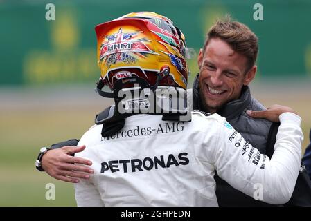 Lewis Hamilton (GBR) Mercedes AMG F1 fête sa position de pôle avec Jenson Button (GBR) McLaren. 15.07.2017. Championnat du monde de Formule 1, Rd 10, Grand Prix de Grande-Bretagne, Silverstone, Angleterre, Jour de qualification. Le crédit photo doit être lu : images XPB/Press Association. Banque D'Images