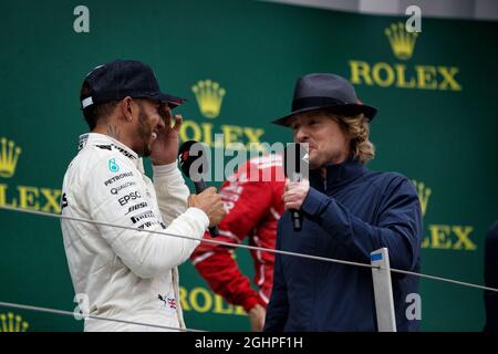 (De gauche à droite): Vainqueur de la course Lewis Hamilton (GBR) Mercedes AMG F1 avec Owen Wilson (USA) acteur sur le podium. 16.07.2017. Championnat du monde de Formule 1, Rd 10, Grand Prix de Grande-Bretagne, Silverstone, Angleterre, Jour de la course. Le crédit photo doit être lu : images XPB/Press Association. Banque D'Images