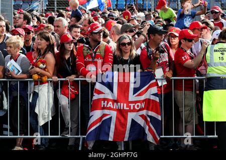 Fans dans le couloir de la fosse et un drapeau pour Lewis Hamilton (GBR) Mercedes AMG F1. 27.07.2017. Championnat du monde de Formule 1, Rd 11, Grand Prix de Hongrie, Budapest, Hongrie, Journée de préparation. Le crédit photo doit être lu : images XPB/Press Association. Banque D'Images