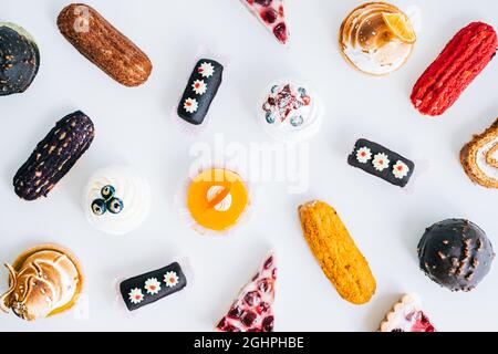 Assortiment de confiseries, différents types de gâteaux et desserts sur la table. Banque D'Images
