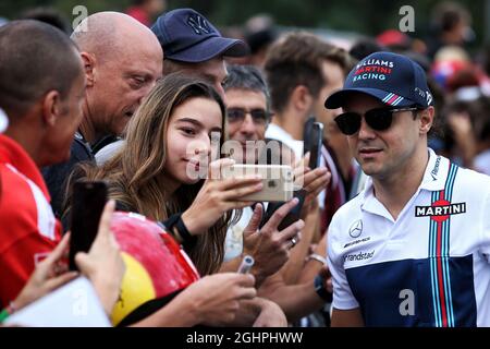 Felipe Massa (BRA) Williams avec des fans. 01.09.2017. Championnat du monde de Formule 1, Rd 13, Grand Prix d'Italie, Monza, Italie, Journée d'entraînement. Le crédit photo doit être lu : images XPB/Press Association. Banque D'Images