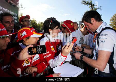 Rob Smedley (GBR) Williams, responsable de la performance des véhicules, signe des autographes pour les fans. 03.09.2017. Championnat du monde de Formule 1, Rd 13, Grand Prix d'Italie, Monza, Italie, Jour de la course. Le crédit photo doit être lu : images XPB/Press Association. Banque D'Images