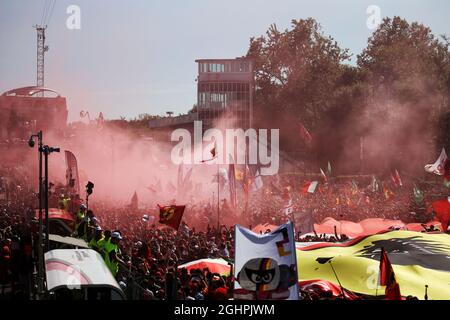 Le tifosi sur le podium. 03.09.2017. Championnat du monde de Formule 1, Rd 13, Grand Prix d'Italie, Monza, Italie, Jour de la course. Le crédit photo doit être lu : images XPB/Press Association. Banque D'Images